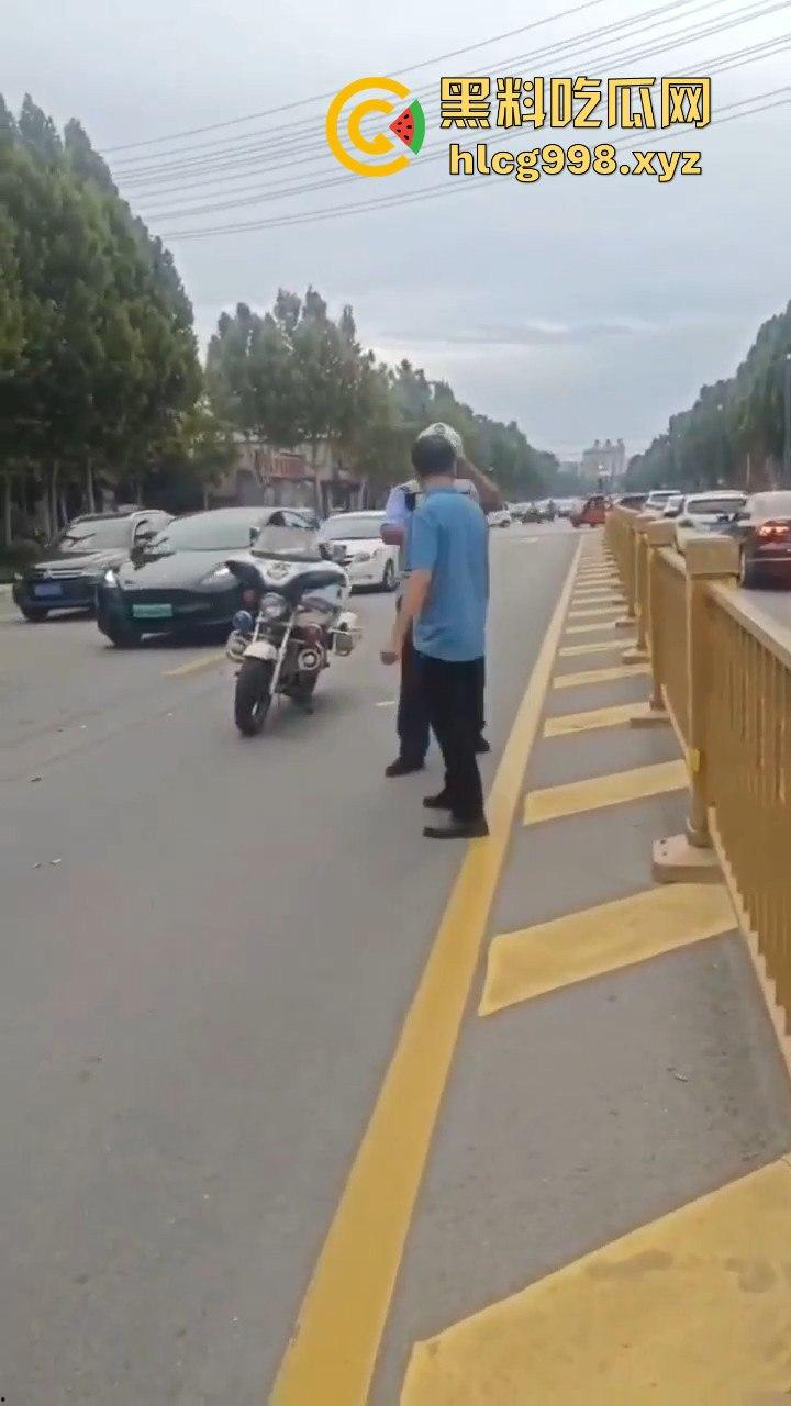 山东滕州男子当街暴揍交警!因不满罚款,上去直接开干!-8