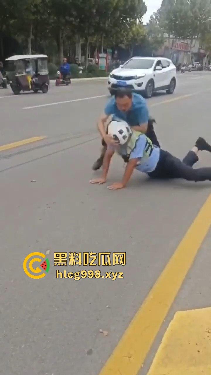 山东滕州男子当街暴揍交警!因不满罚款,上去直接开干!-9