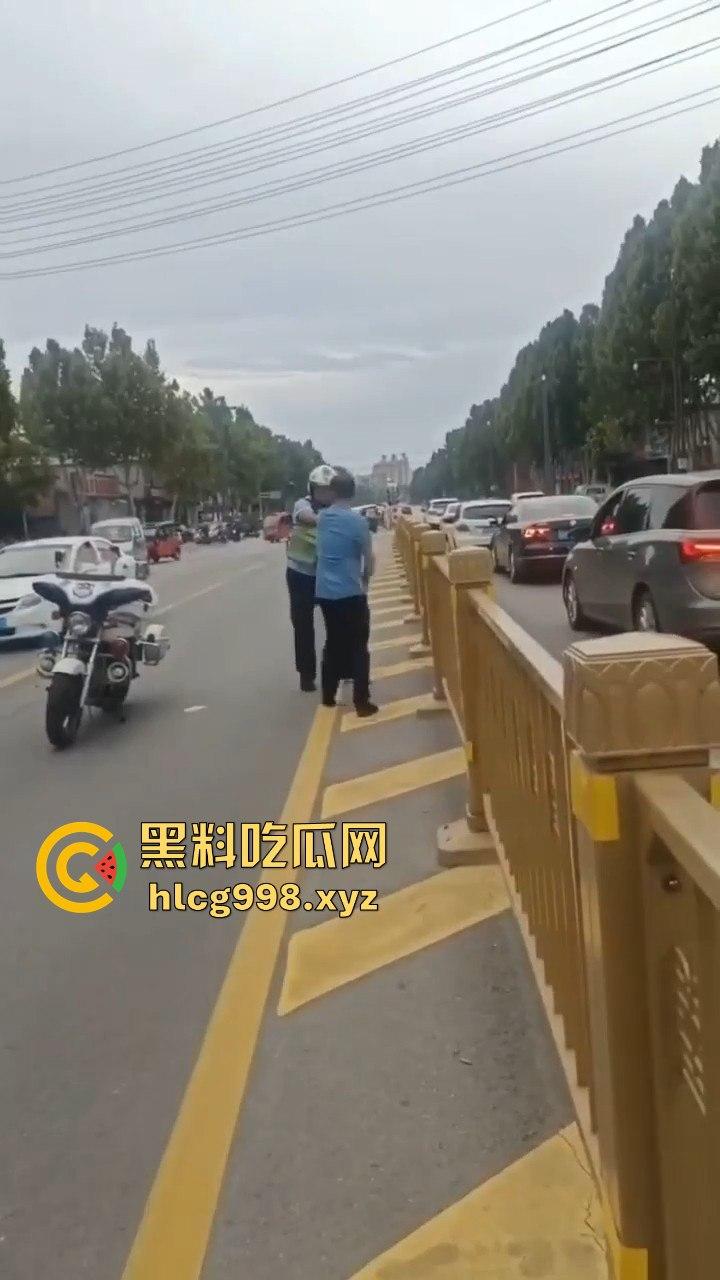 山东滕州男子当街暴揍交警!因不满罚款,上去直接开干!-10