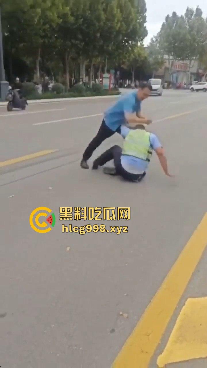 山东滕州男子当街暴揍交警!因不满罚款,上去直接开干!-11