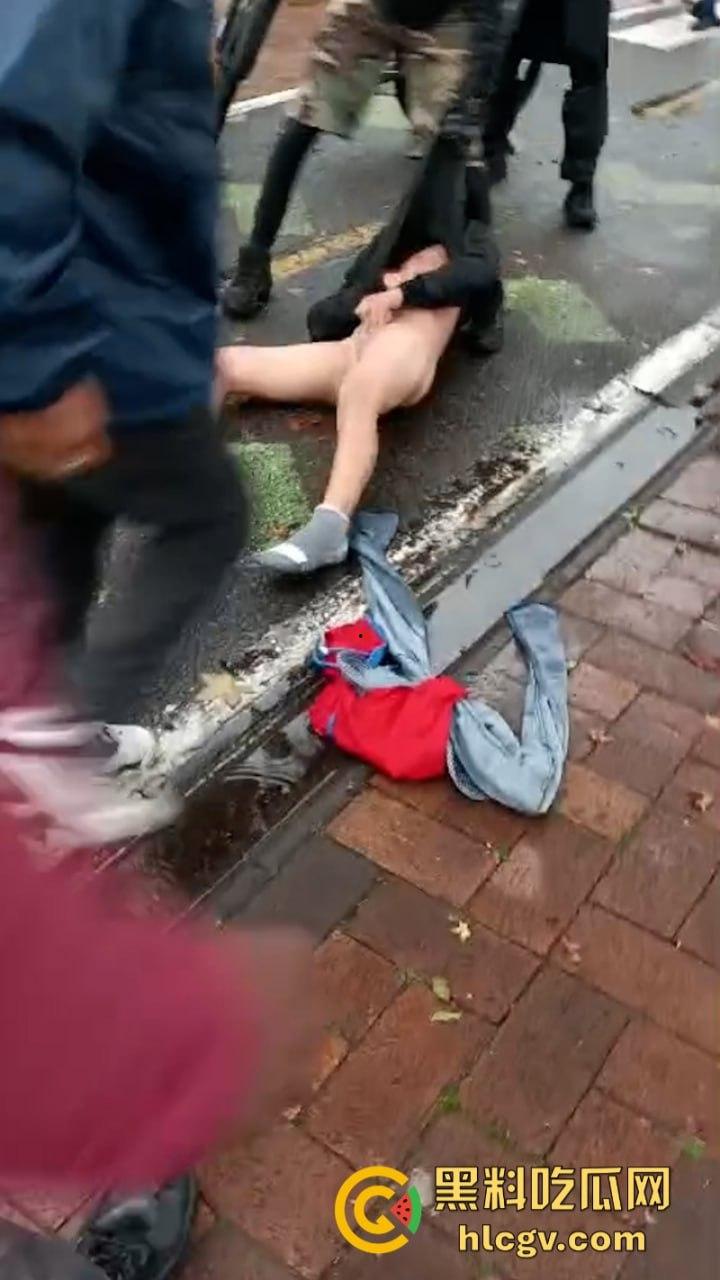 蛋痛!加州小偷扒钱包被抓现行 惨遭正义群众群体攻击 脱裤捏蛋:叫成这样是爆了吗?-1