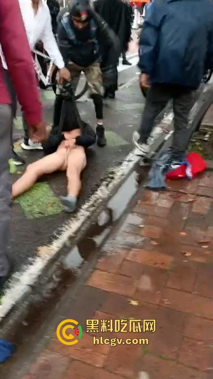 蛋痛!加州小偷扒钱包被抓现行 惨遭正义群众群体攻击 脱裤捏蛋:叫成这样是爆了吗?-3