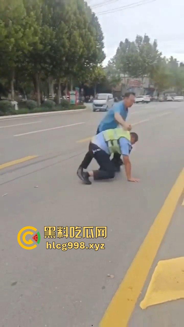 山东滕州男子当街暴揍交警!因不满罚款,上去直接开干!-14