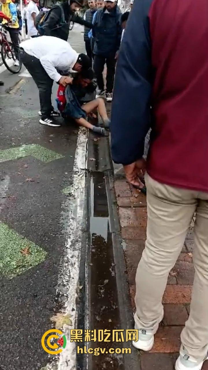 蛋痛!加州小偷扒钱包被抓现行 惨遭正义群众群体攻击 脱裤捏蛋:叫成这样是爆了吗?-7