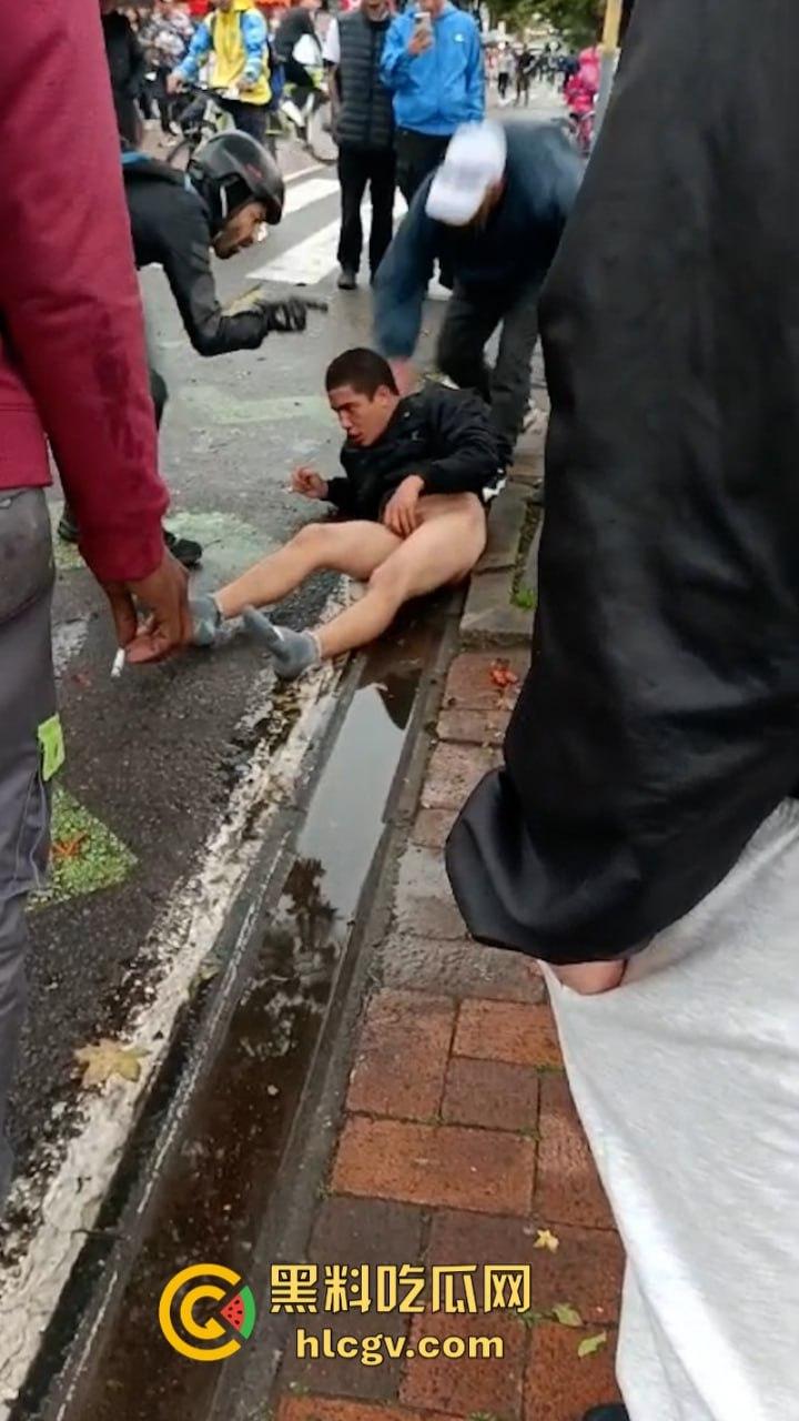 蛋痛!加州小偷扒钱包被抓现行 惨遭正义群众群体攻击 脱裤捏蛋:叫成这样是爆了吗?-8