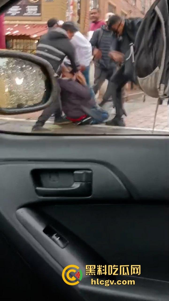 蛋痛!加州小偷扒钱包被抓现行 惨遭正义群众群体攻击 脱裤捏蛋:叫成这样是爆了吗?-9