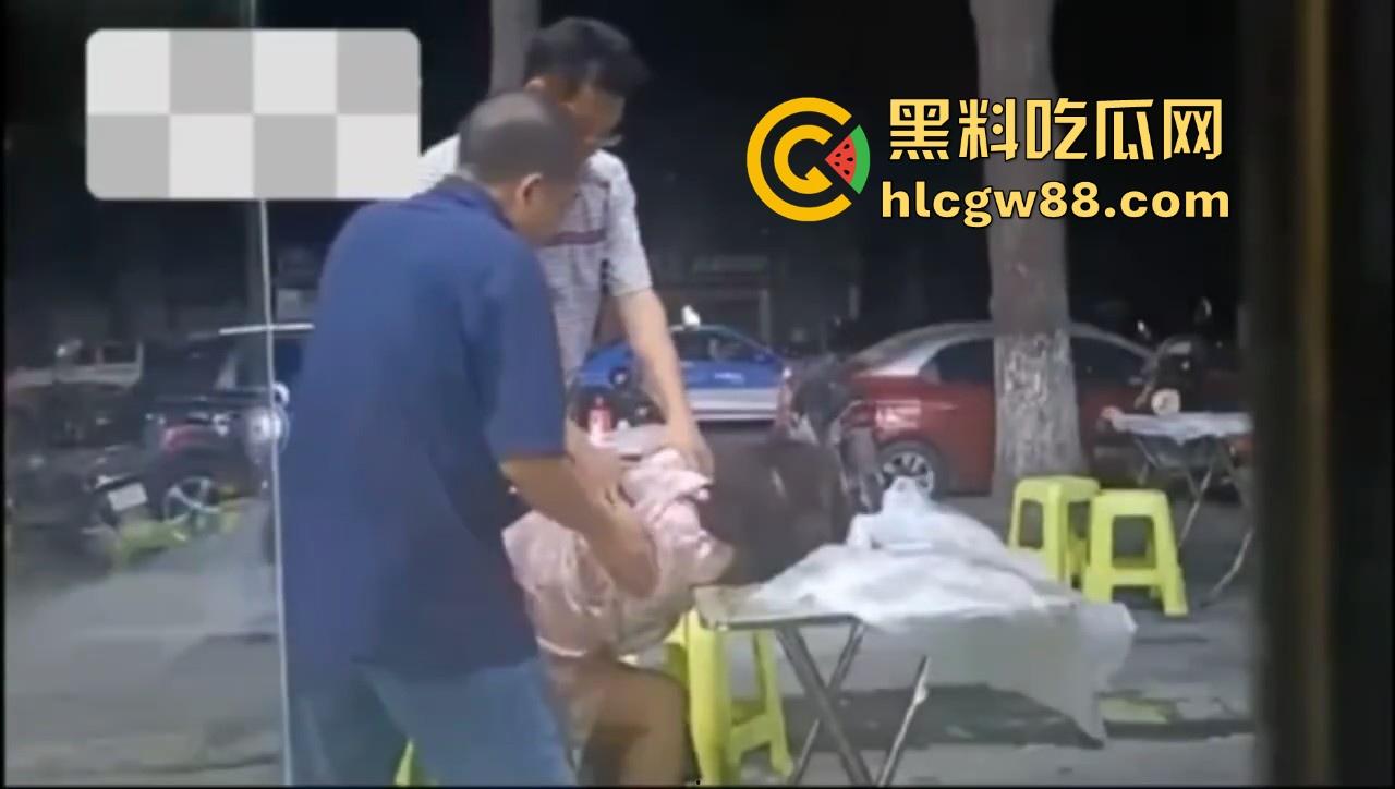 湖北巨乳少妇在大排档酒醉被两大哥摸胸揩油,酒醉的怎么摸都没反应,放开她让我来!-4