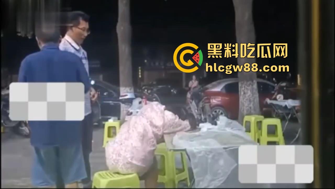 湖北巨乳少妇在大排档酒醉被两大哥摸胸揩油,酒醉的怎么摸都没反应,放开她让我来!-7