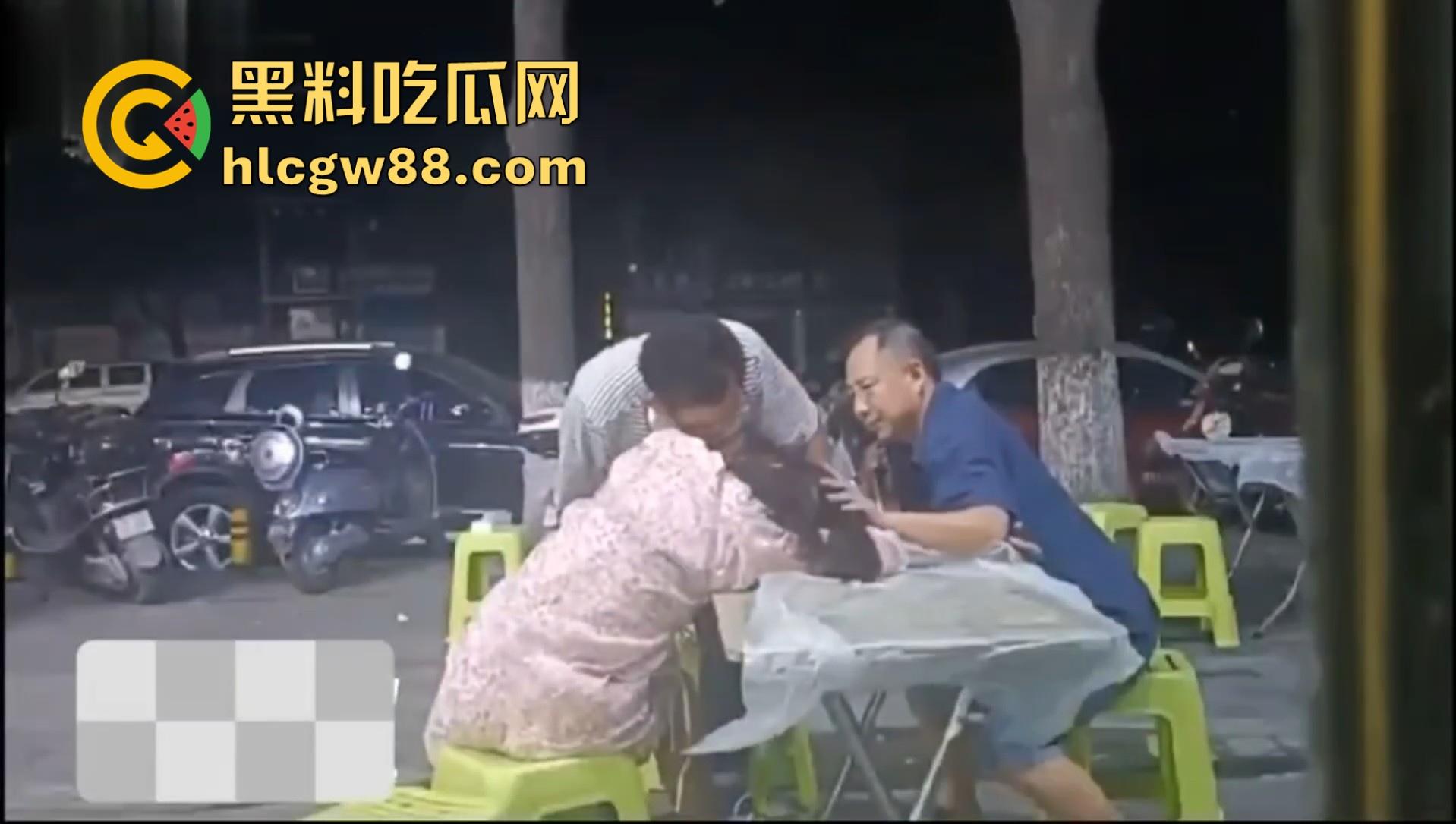 湖北巨乳少妇在大排档酒醉被两大哥摸胸揩油,酒醉的怎么摸都没反应,放开她让我来!-10