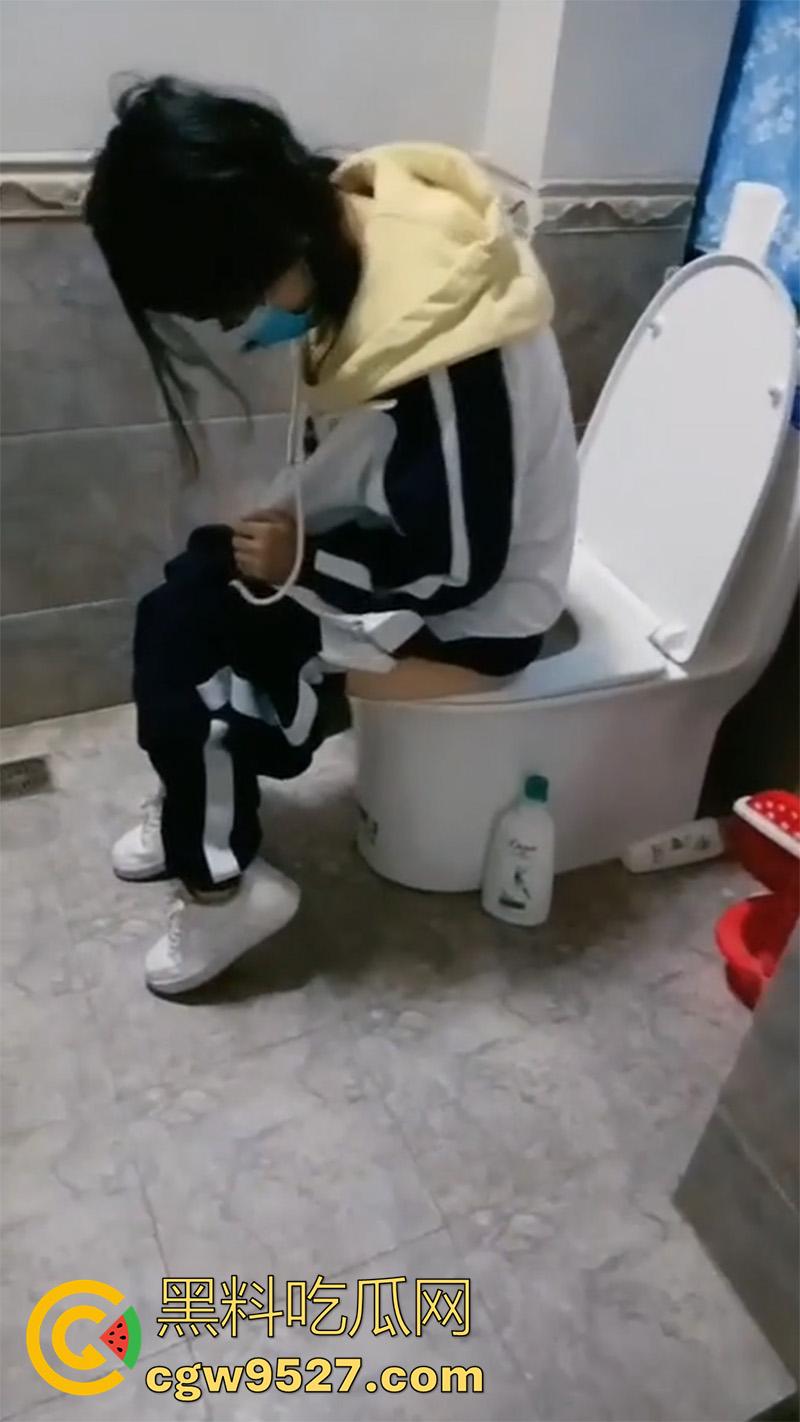 校服小妹卖初夜,为装逼请同学吃饭,含泪卖掉处女第一次,大哥毫不怜香惜玉,暴力抽插都操哭了!-3