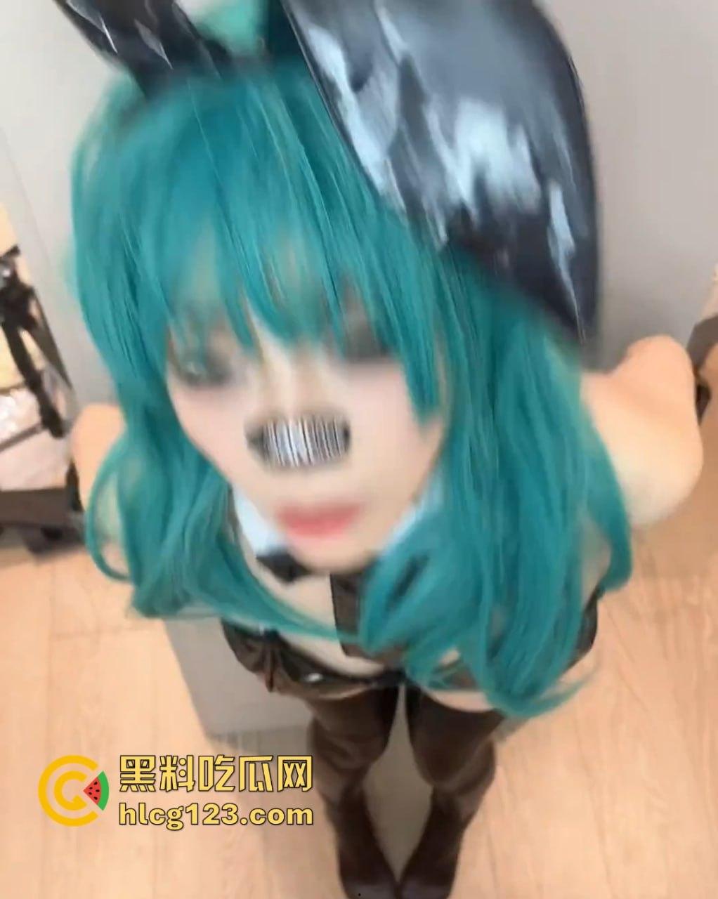 布尔玛cos现场翻车!墙上假JB插着,妹子嘴啃肉棒忙得不亦乐乎!-1