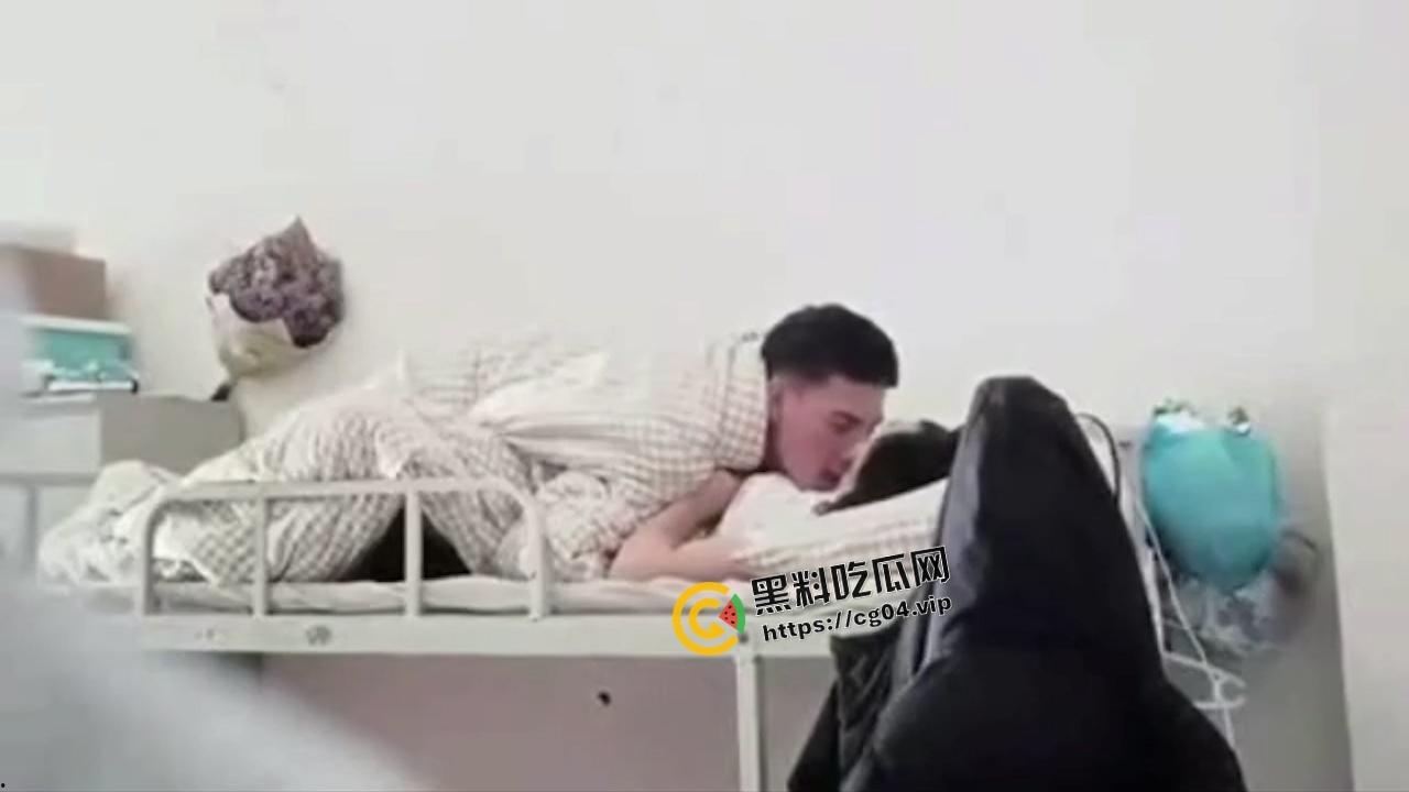 嘉兴学院上大分！男生吧女朋友带回宿舍啪啪啪 旁边室友还在打游戏  打个毛游戏 难道不应该在旁边喊加油吗-4