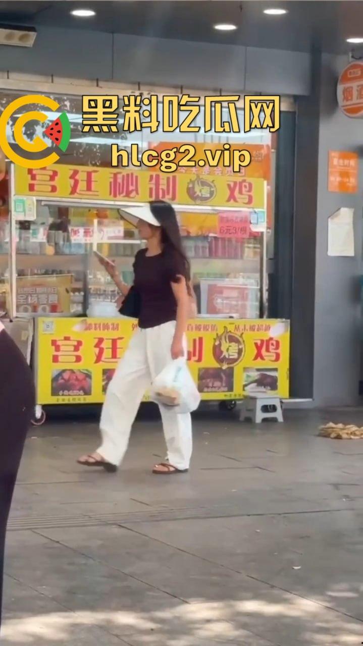 福建疯女人当街发疯!穿着内衣拿锅铲狂砸摊位,路过阿姨无辜挨锤头破血流!-1