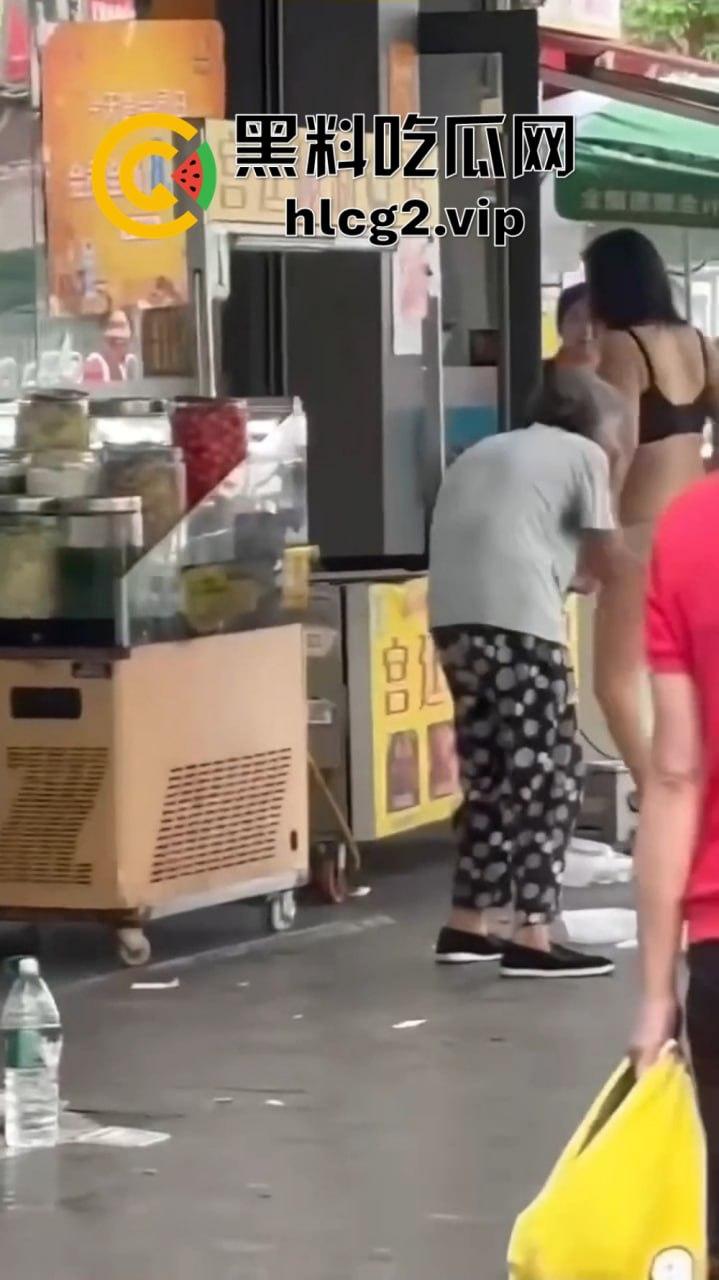 福建疯女人当街发疯!穿着内衣拿锅铲狂砸摊位,路过阿姨无辜挨锤头破血流!-3