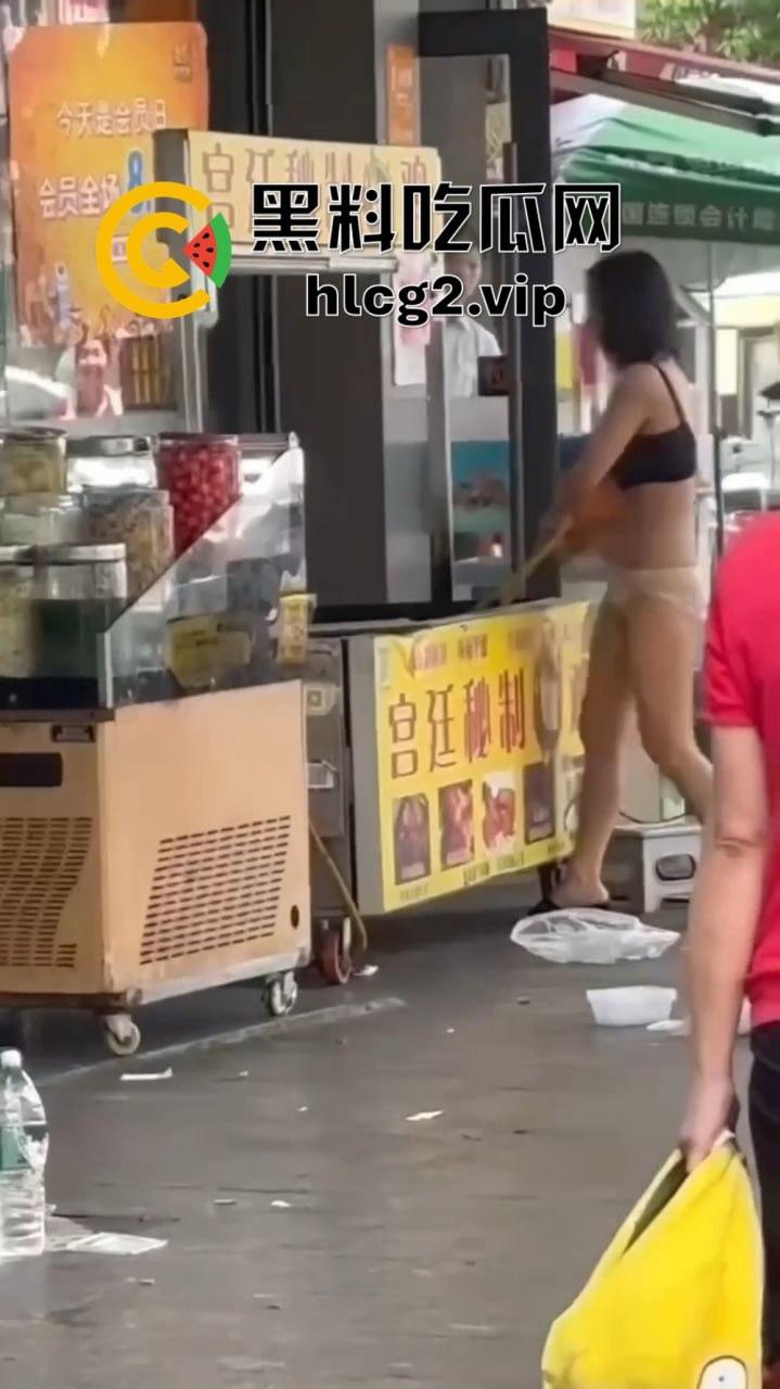 福建疯女人当街发疯!穿着内衣拿锅铲狂砸摊位,路过阿姨无辜挨锤头破血流!-7