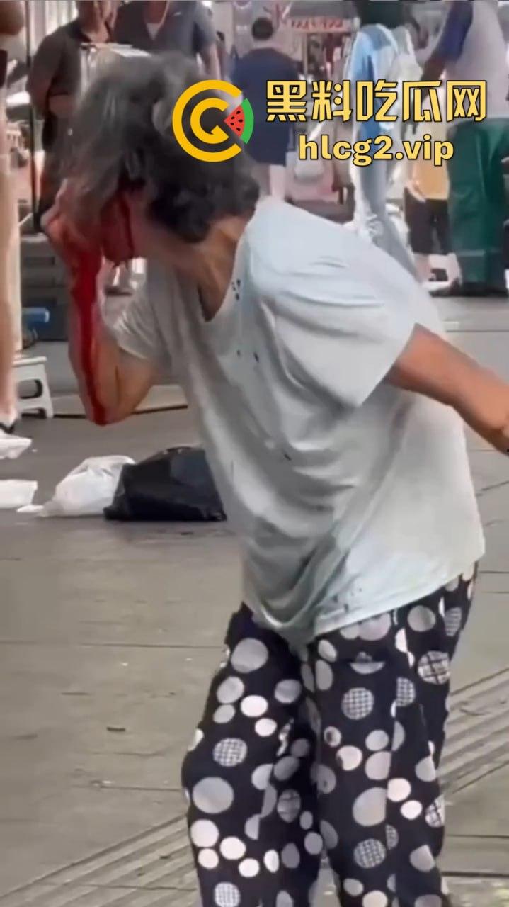 福建疯女人当街发疯!穿着内衣拿锅铲狂砸摊位,路过阿姨无辜挨锤头破血流!-8