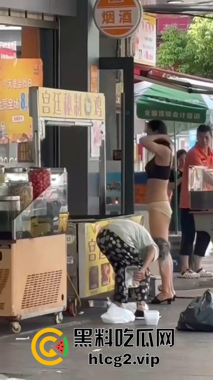 福建疯女人当街发疯!穿着内衣拿锅铲狂砸摊位,路过阿姨无辜挨锤头破血流!-9