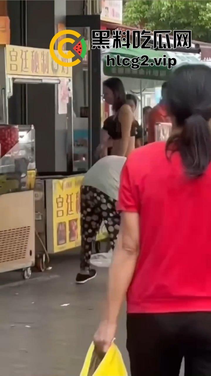福建疯女人当街发疯!穿着内衣拿锅铲狂砸摊位,路过阿姨无辜挨锤头破血流!-10