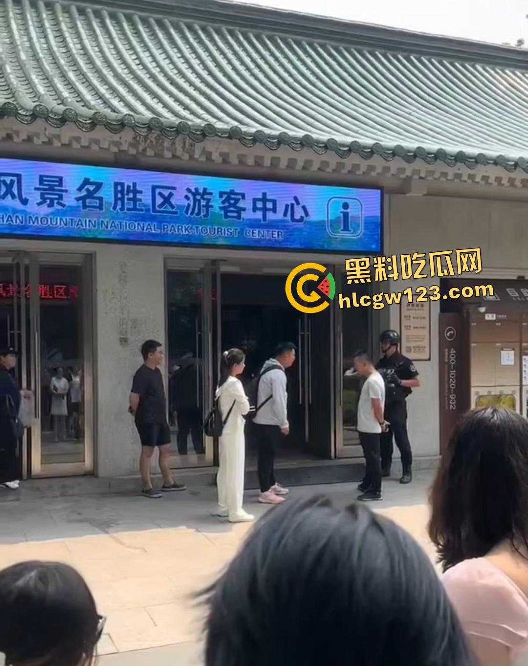 钟山景区“公主病”闹剧!女子携老公电动车硬闯禁区,保安被逼当众道歉!-1