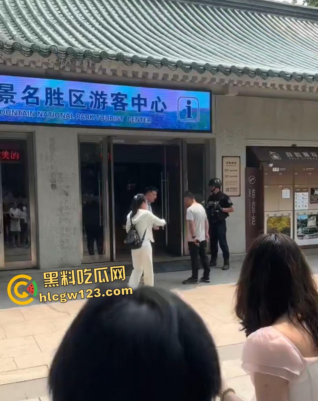 钟山景区“公主病”闹剧!女子携老公电动车硬闯禁区,保安被逼当众道歉!-2