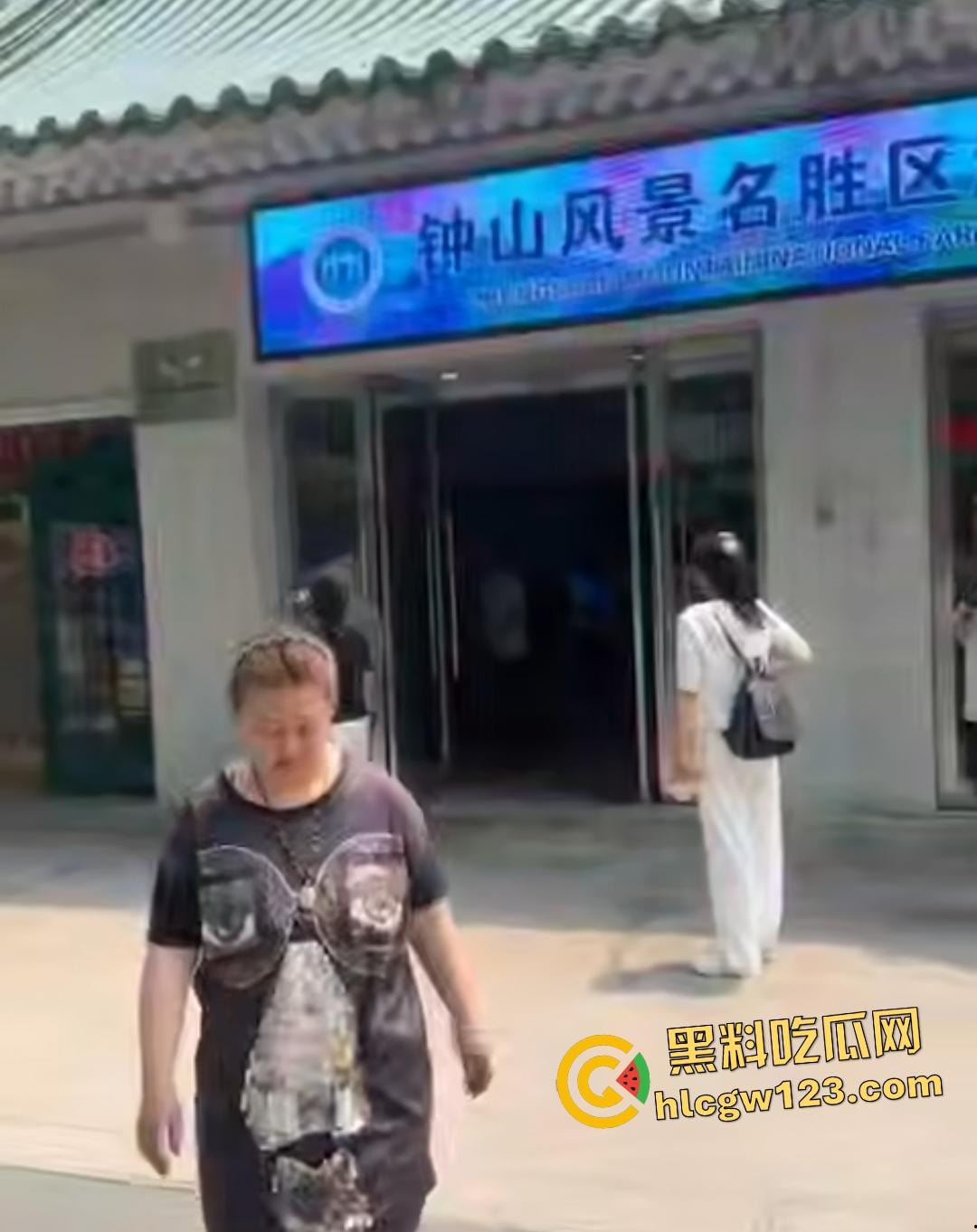 钟山景区“公主病”闹剧!女子携老公电动车硬闯禁区,保安被逼当众道歉!-3