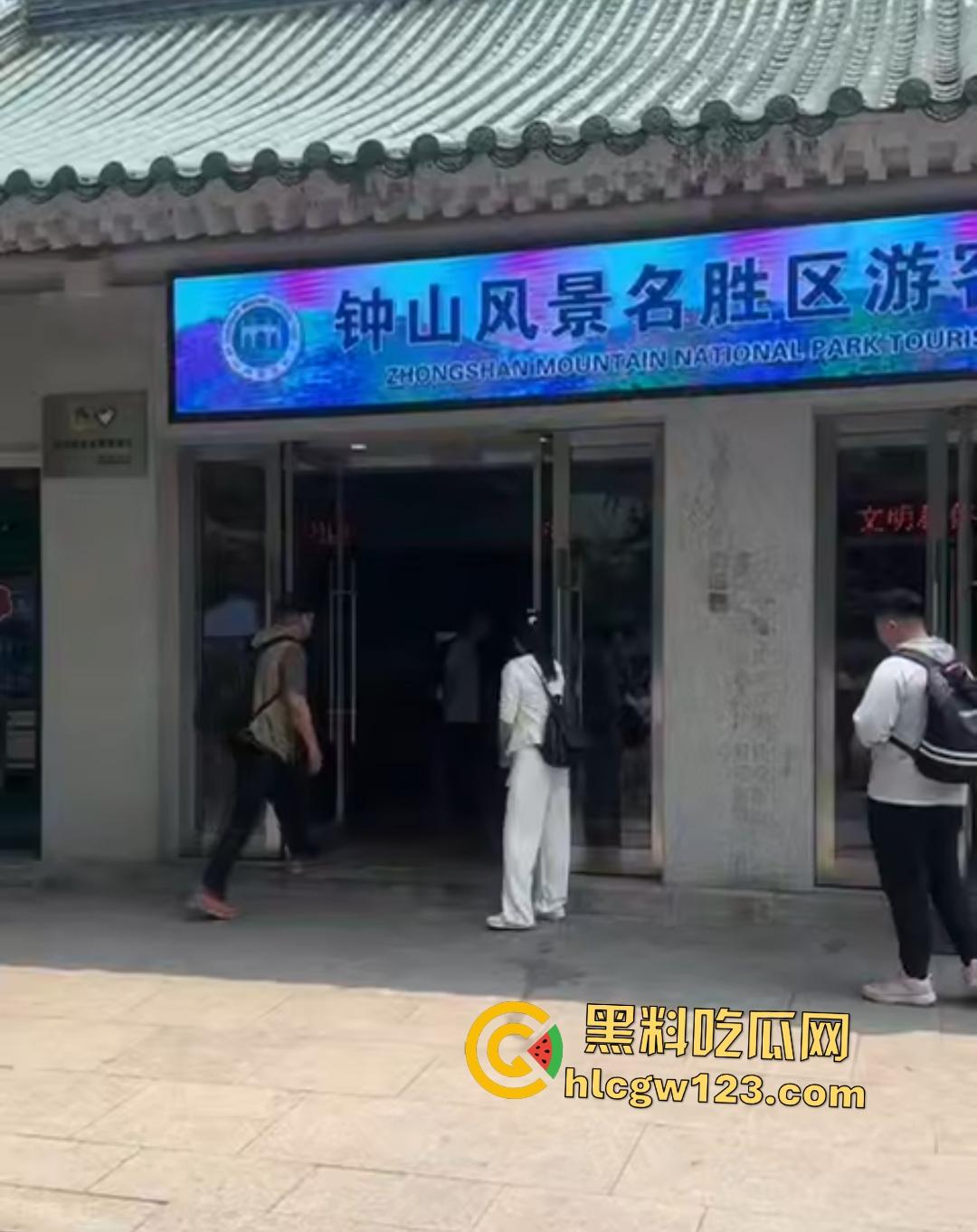 钟山景区“公主病”闹剧!女子携老公电动车硬闯禁区,保安被逼当众道歉!-4