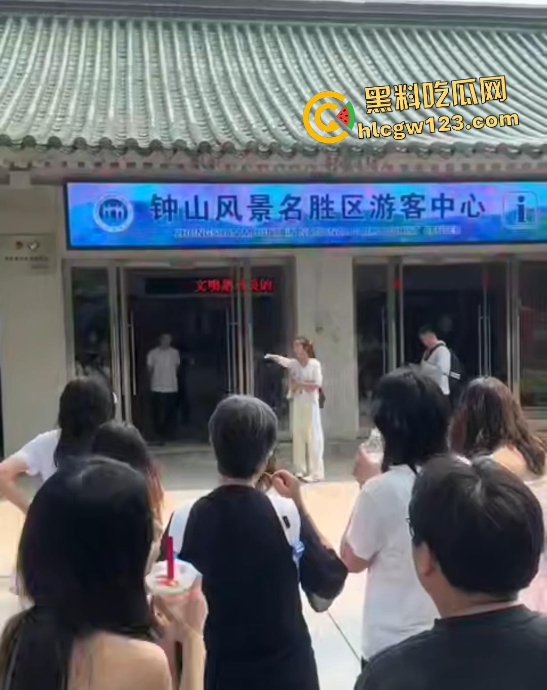 钟山景区“公主病”闹剧!女子携老公电动车硬闯禁区,保安被逼当众道歉!-5