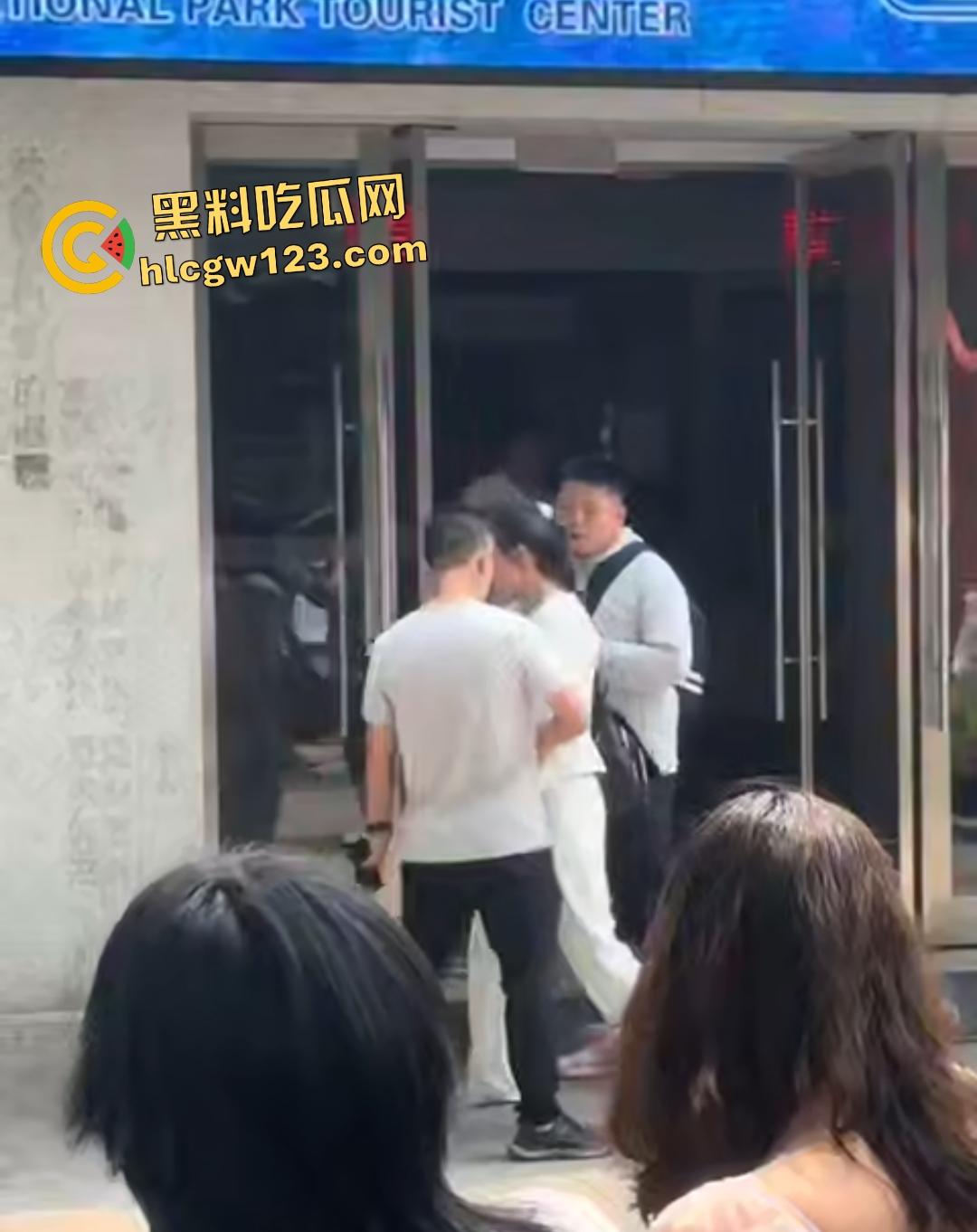 钟山景区“公主病”闹剧!女子携老公电动车硬闯禁区,保安被逼当众道歉!-7