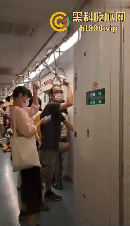 巨乳OL妹妹高铁卫生间开直播！现场揉G奶，为出差通勤找乐子！-2