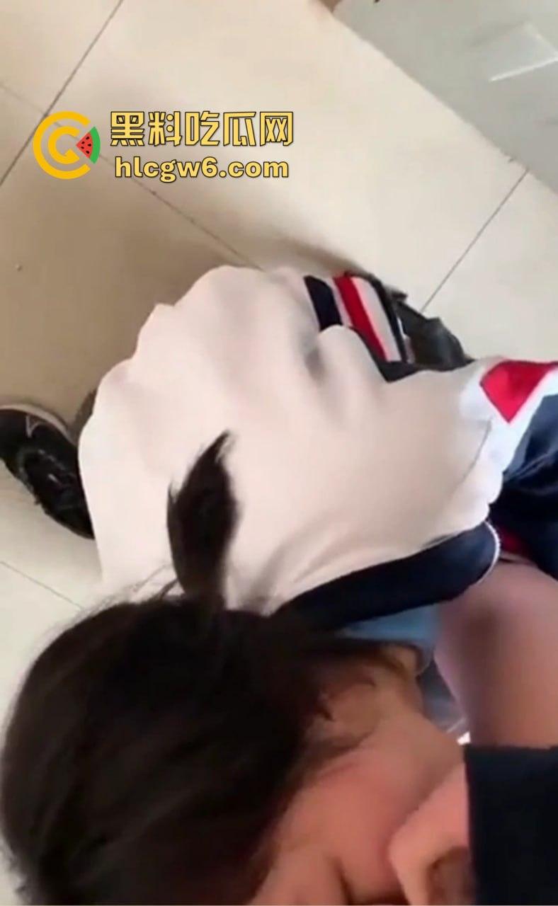 湛江校园乖乖女『袁雨怡』课后厕所吃鸡名场面曝光,老师还在办公室改卷她练枪,人狠话不多人小技术骚!-7