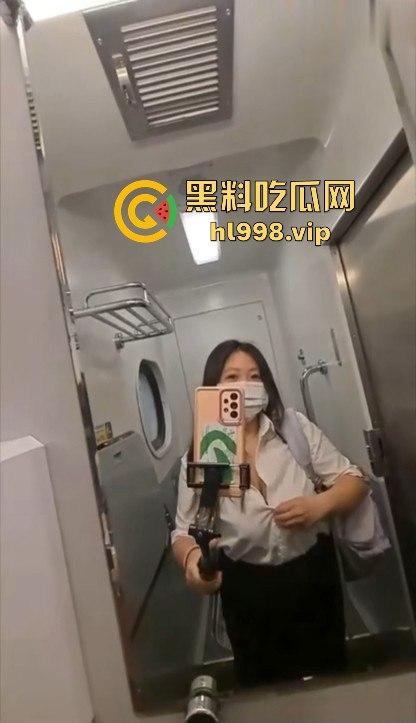 巨乳OL妹妹高铁卫生间开直播！现场揉G奶，为出差通勤找乐子！-4