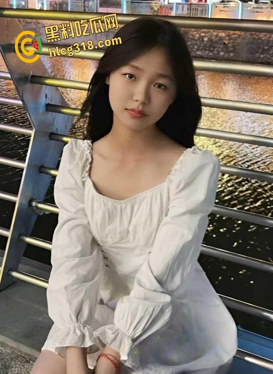 惠州卫生职业【谢楚婷】,暑假跟男同学玩调教,教学楼内露出骚拍真欠操!-6