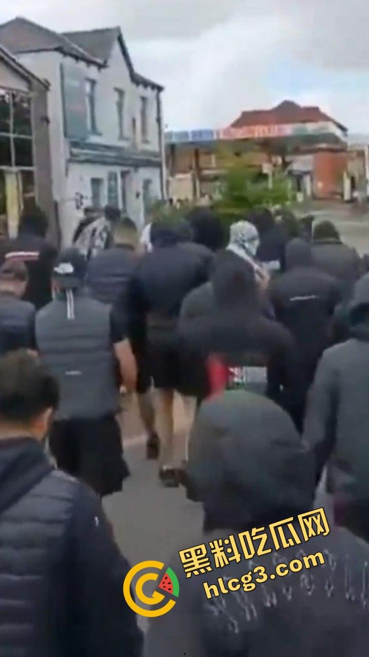 英国移民集会冲突升级:武装移民群体街头抗议引发暴力冲突!-6