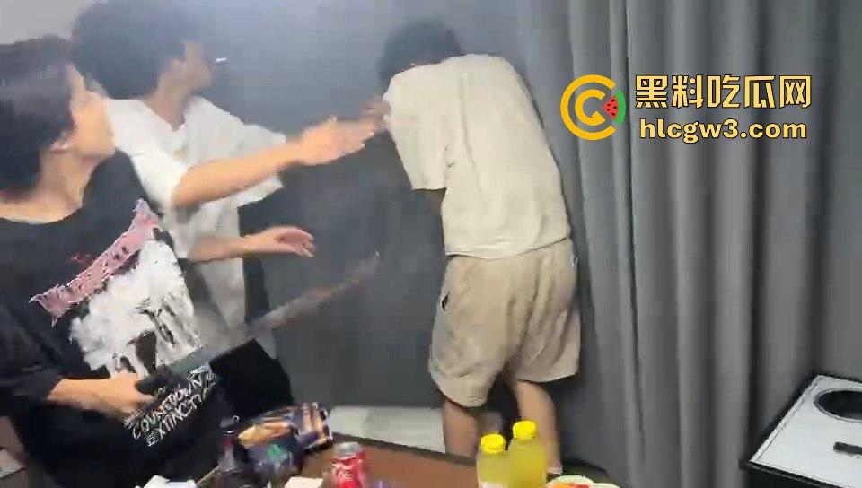 这是出老千还是欠债不还?精神小伙赌博场直接抄尼泊尔军刀棒球棍,暴力出手太狠了!-3