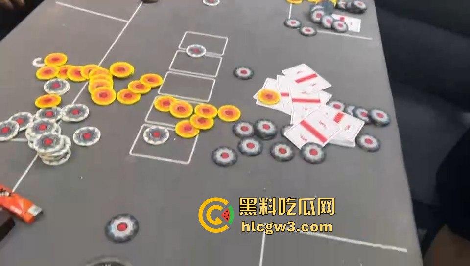 这是出老千还是欠债不还?精神小伙赌博场直接抄尼泊尔军刀棒球棍,暴力出手太狠了!-6