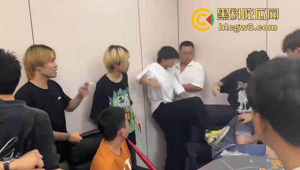 这是出老千还是欠债不还?精神小伙赌博场直接抄尼泊尔军刀棒球棍,暴力出手太狠了!-8