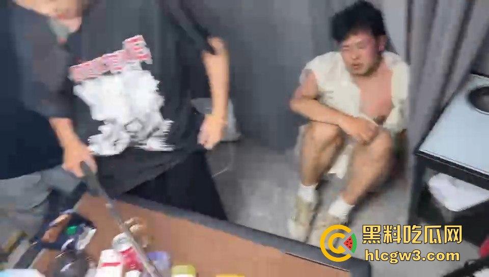 这是出老千还是欠债不还?精神小伙赌博场直接抄尼泊尔军刀棒球棍,暴力出手太狠了!-10