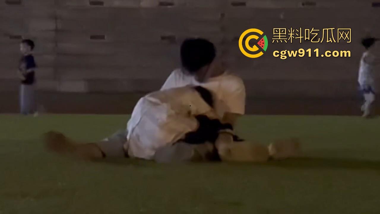 广东轻工职业学院深夜操场，一对小情侣在草坪上忍不住上头了，上演当场口爆，完全无视众人，真会玩呀！-5