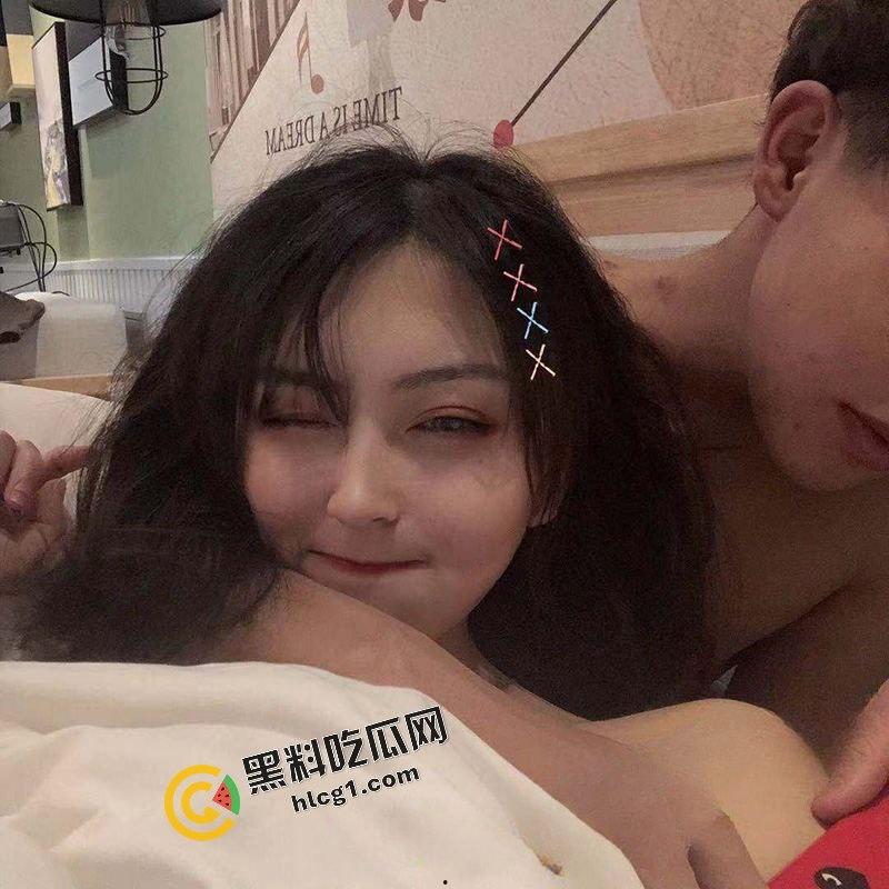 湖南工商大学超级反差女大学生 张晴 与男友打炮 被干的嗷嗷直叫 性爱视频流出-5