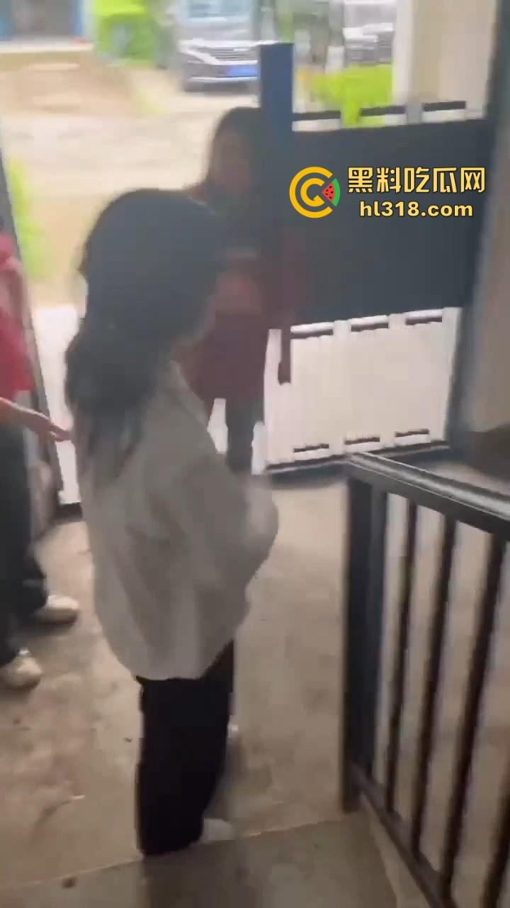 四川内江两女子殴打同学，年纪不大但手脚却下手不轻，逮着头猛锤，就喜欢看女生打架，下手真猛！-3