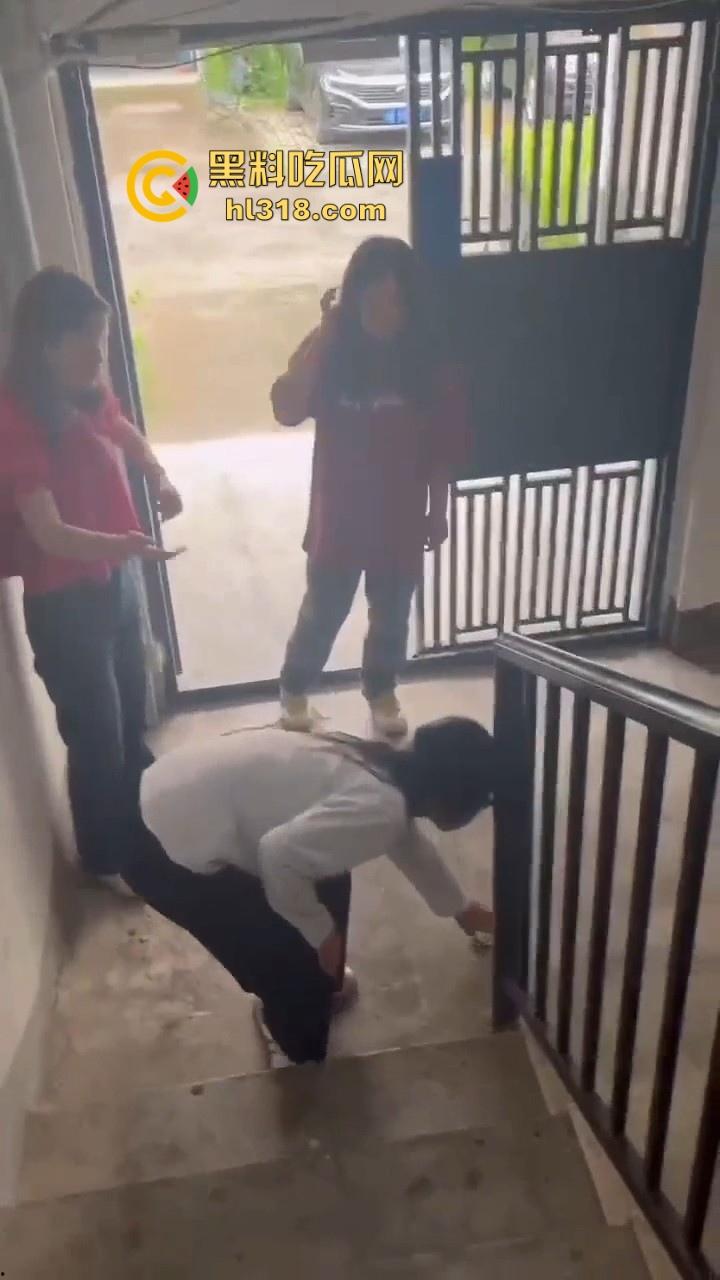 四川内江两女子殴打同学，年纪不大但手脚却下手不轻，逮着头猛锤，就喜欢看女生打架，下手真猛！-4