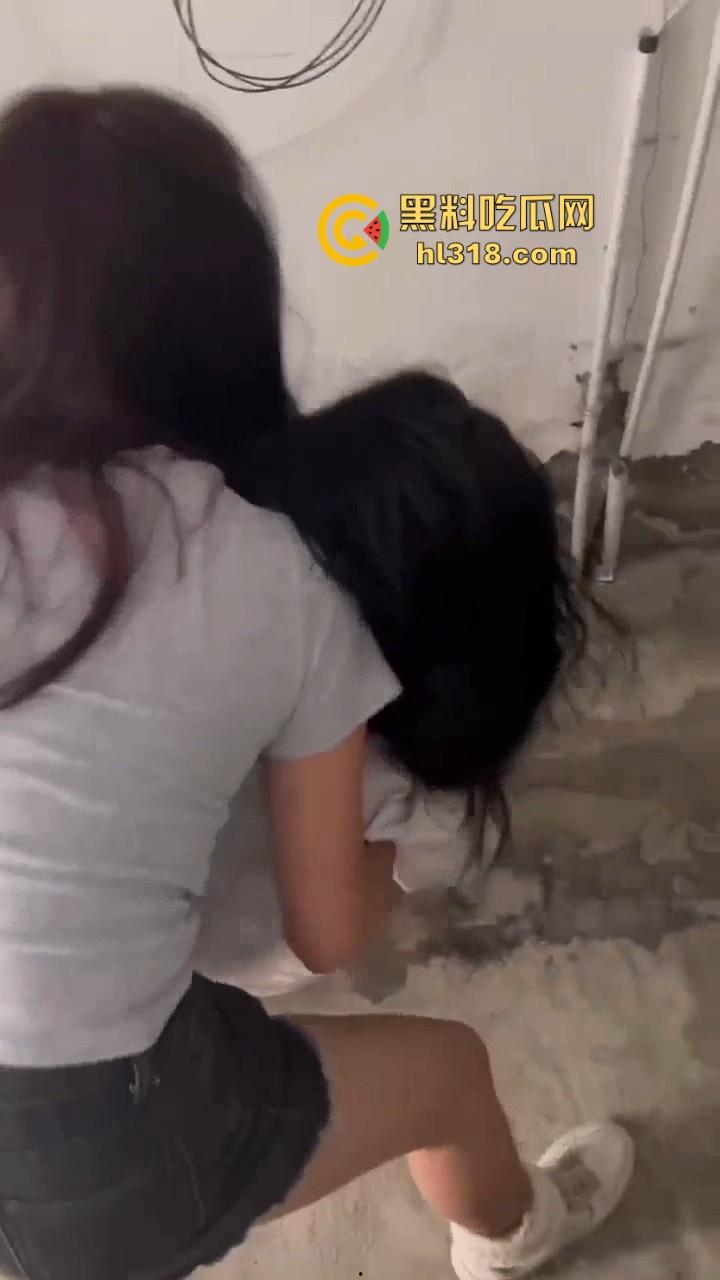 四川内江两女子殴打同学，年纪不大但手脚却下手不轻，逮着头猛锤，就喜欢看女生打架，下手真猛！-8