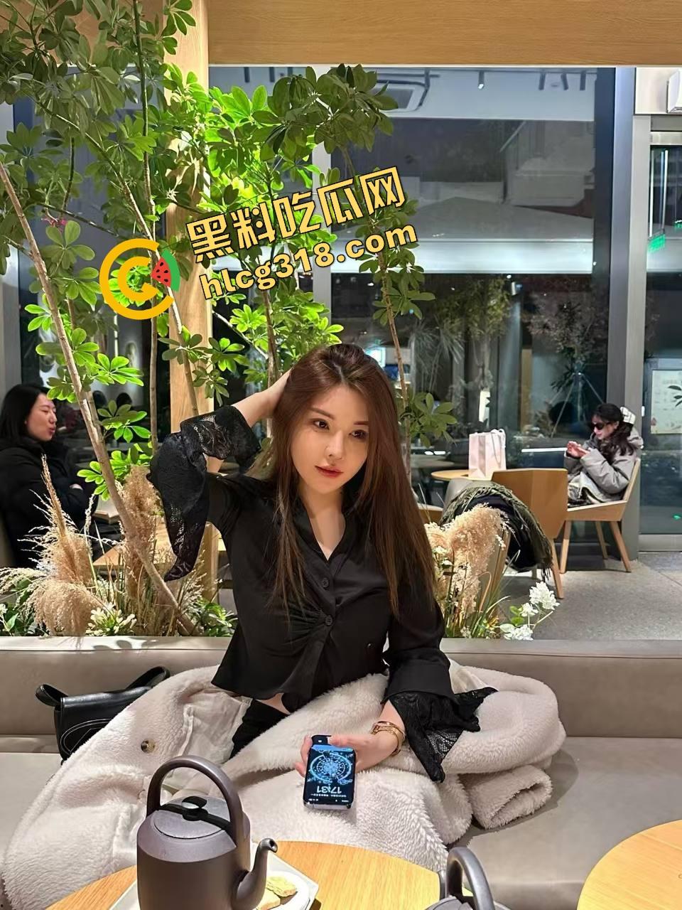 北艺舞蹈系母狗出圈式270°开腿, 后入夹击这姿势能操进肺 脊柱疼不疼不知道?看的人鸡巴疼!-3