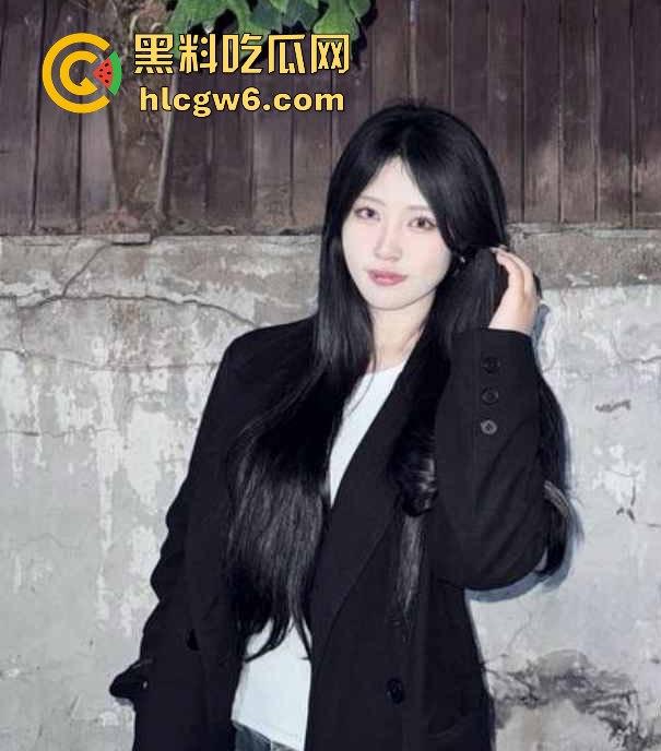 河南19岁反差嫩妹【李鑫楠】啪啪视频流出,表面清纯内心骚浪,年纪小却性欲强烈,床上姿势解锁太狠了!-1