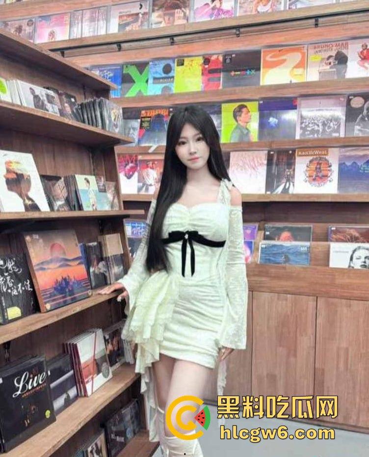 河南19岁反差嫩妹【李鑫楠】啪啪视频流出,表面清纯内心骚浪,年纪小却性欲强烈,床上姿势解锁太狠了!-8