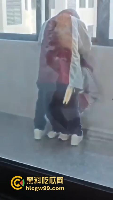 校园大瓜!江苏淮阴中专教室走廊大胆吃鸡,直接无视众人专心跪舔,现在的学生真的大胆!-6