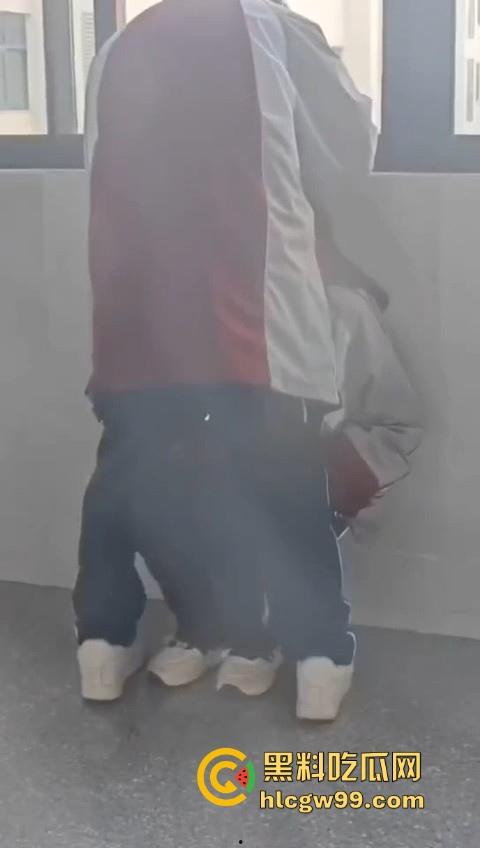校园大瓜!江苏淮阴中专教室走廊大胆吃鸡,直接无视众人专心跪舔,现在的学生真的大胆!-7