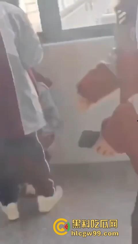 校园大瓜!江苏淮阴中专教室走廊大胆吃鸡,直接无视众人专心跪舔,现在的学生真的大胆!-9