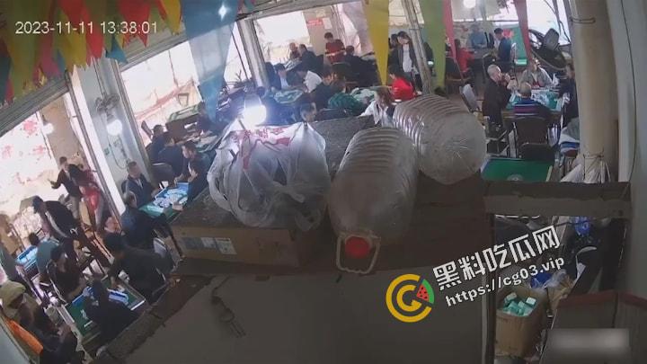 四川凉山 女方悔婚30万彩礼 只退一半 被男方父子持刀杀死 现场无码监控曝光-6