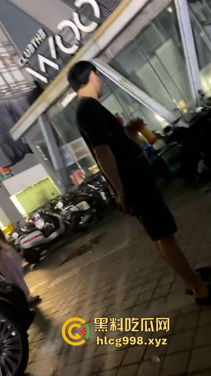 海南订台小哥侯小黑当街被杀视频曝光 平台账号被销 消息封锁 这是得罪啥人了么?-2